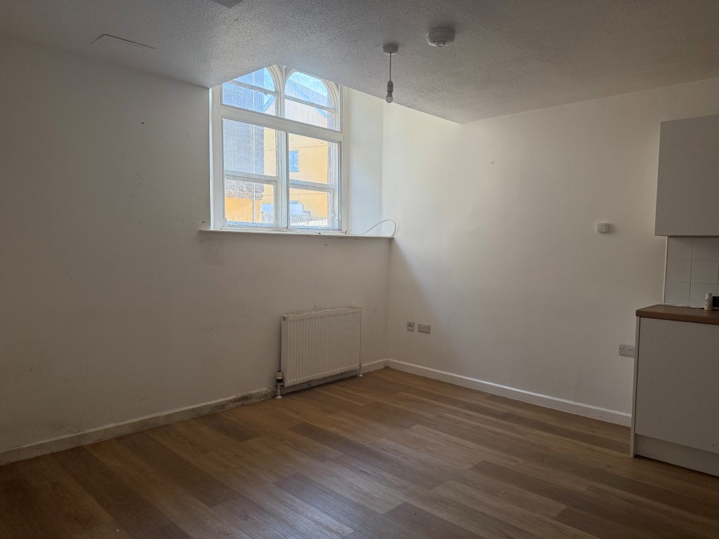 Lot: 119 - LEASEHOLD GROUND FLOOR TWO-BEDROOM APARTMENT - Open plan living kitchen area